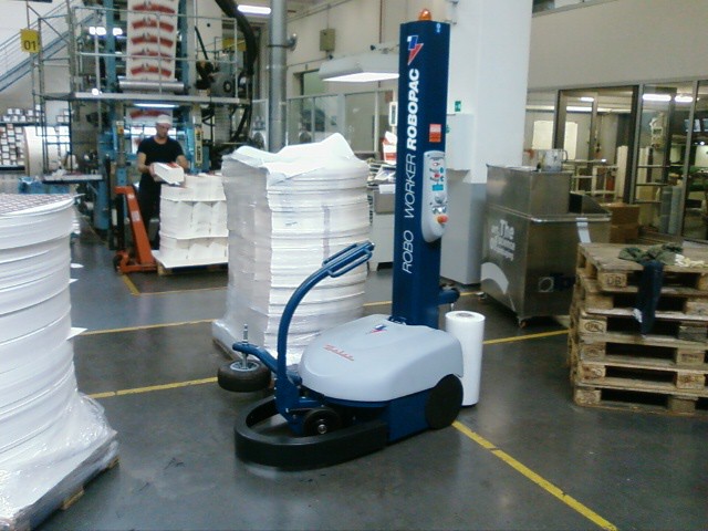 Foto prima.jpg Robot fasciapallet Worker - Industria Packaging - Arzano (NA)